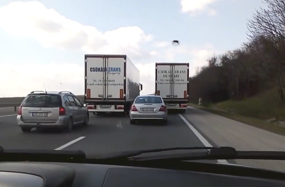 Un chauffeur routier trolle un automobiliste qui veut doubler tout le monde avec sa Mercedes (Hongrie)