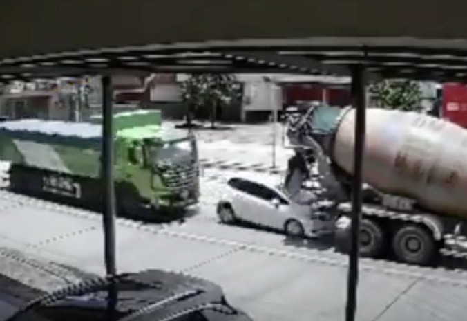 Une voiture se fait écraser par deux camions