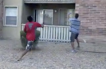 Un homme rattrape un enfant lancé par la fenêtre d'un appartement en feu