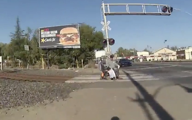 Une policière sauve un homme en fauteuil roulant bloqué sur les rails d'un passage à niveau