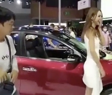 Une hôtesse d'un salon automobile fait une grosse gaffe (Chine)
