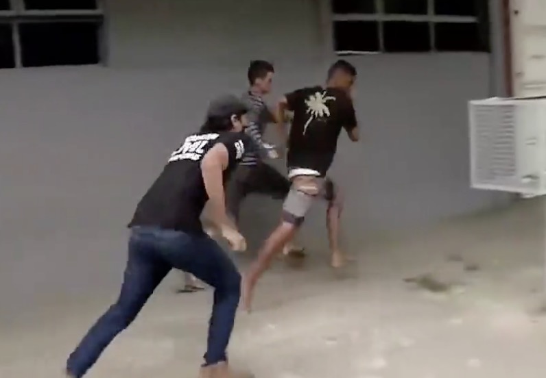 Deux jeunes menottés tentent de s'échapper (Brésil)