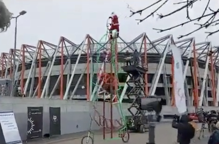 Le Père Noël tombe de son vélo de 7 mètres de haut