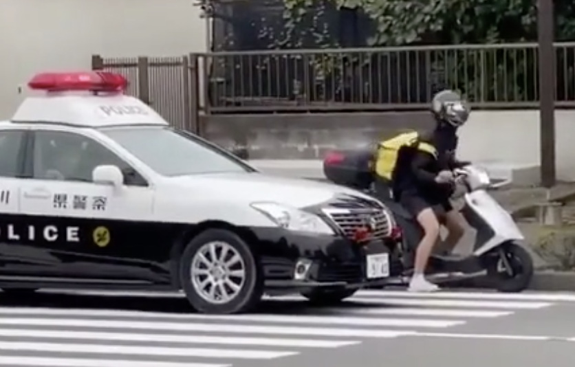 Grosse course-poursuite entre un scooter et une voiture de police (Japon)