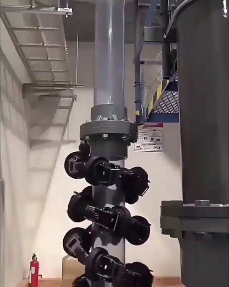 Un robot serpent inspecte une machine dans une usine