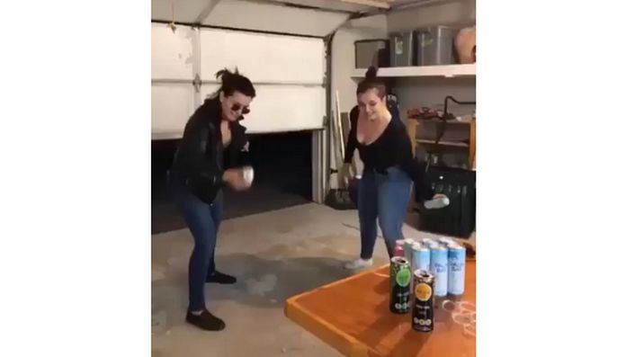 Deux femmes tentent d'ouvrir une canette de bière avec la tête
