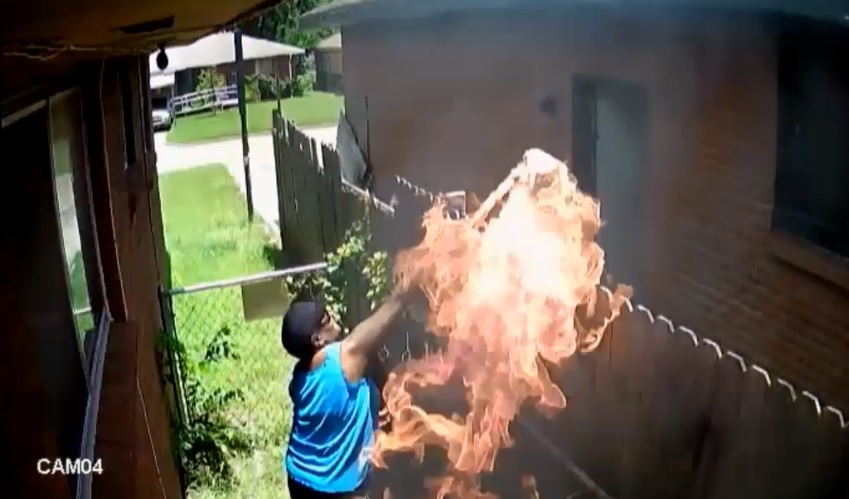 Une femme filmée en train de mettre le feu chez son voisin