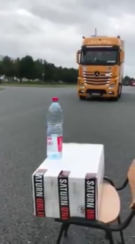 Bottle Cap Challenge : avec un camion