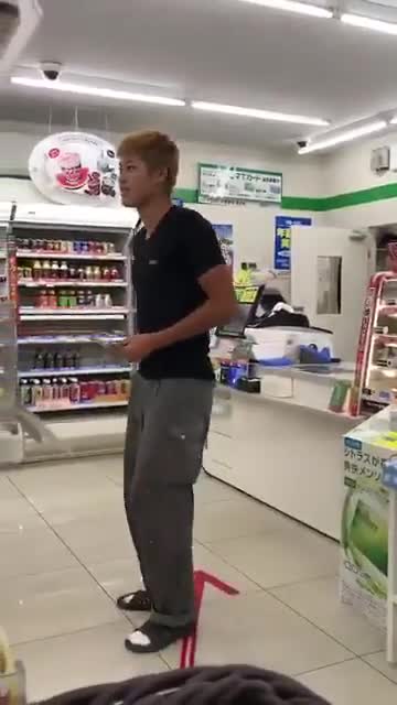 L'employé de Family Mart le plus sérieux du monde (Japon)