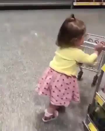 Un père demande à sa fille de faire les courses comme maman
