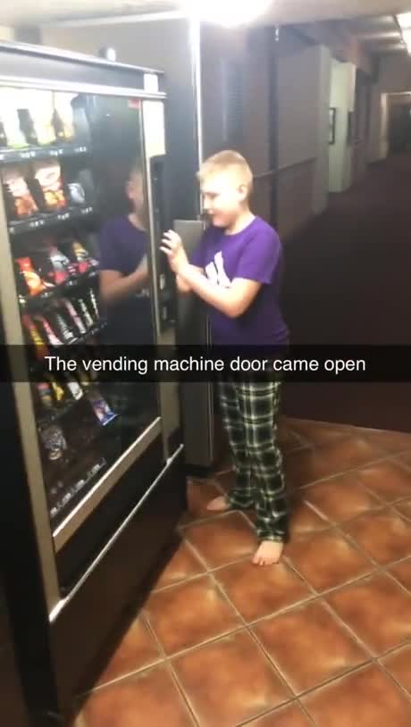 Un distributeur de boisson a un soucis avec sa porte