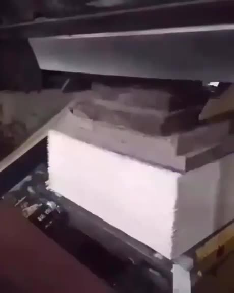 Une machine qui coupe les pages des livres à la perfection