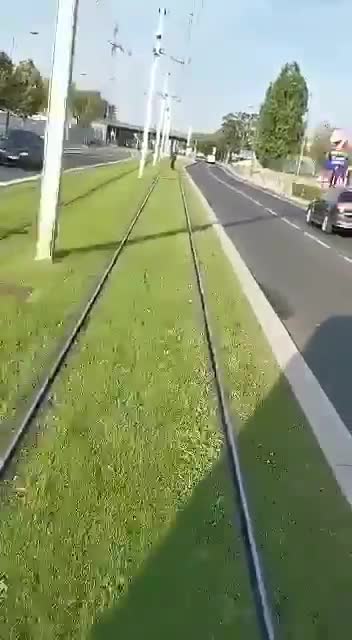 Un cycliste a un soucis avec l'essuie-glaces d'un tramway
