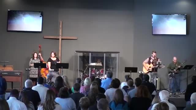 Une croix tombe sur un batteur en plein concert