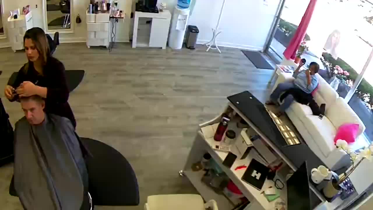 Une cliente mécontente saccage un salon de coiffure