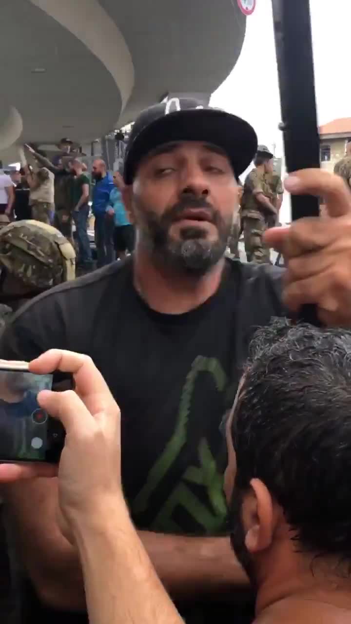 Des manifestants consolent un soldat en pleurs (Beyrouth)