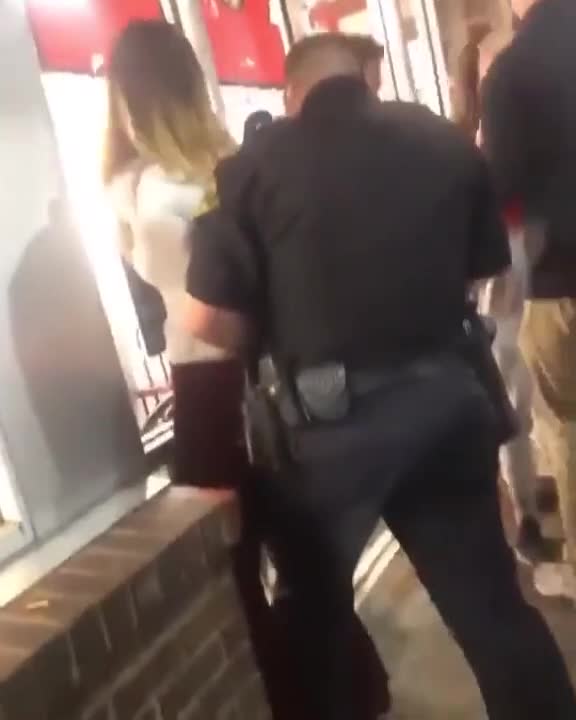 En pleine arrestation, une fille harcèle sexuellement un policier