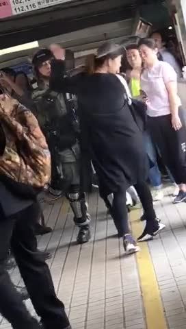 Hong-Kong : des policiers filmés en train de frapper une femme enceinte