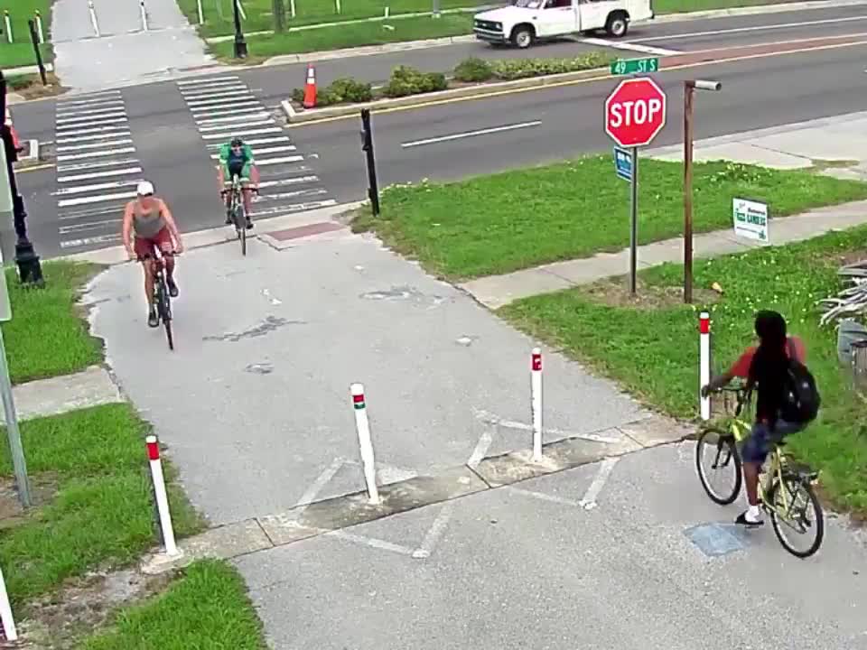 Un cycliste ne s'arrête pas à un passage piétons