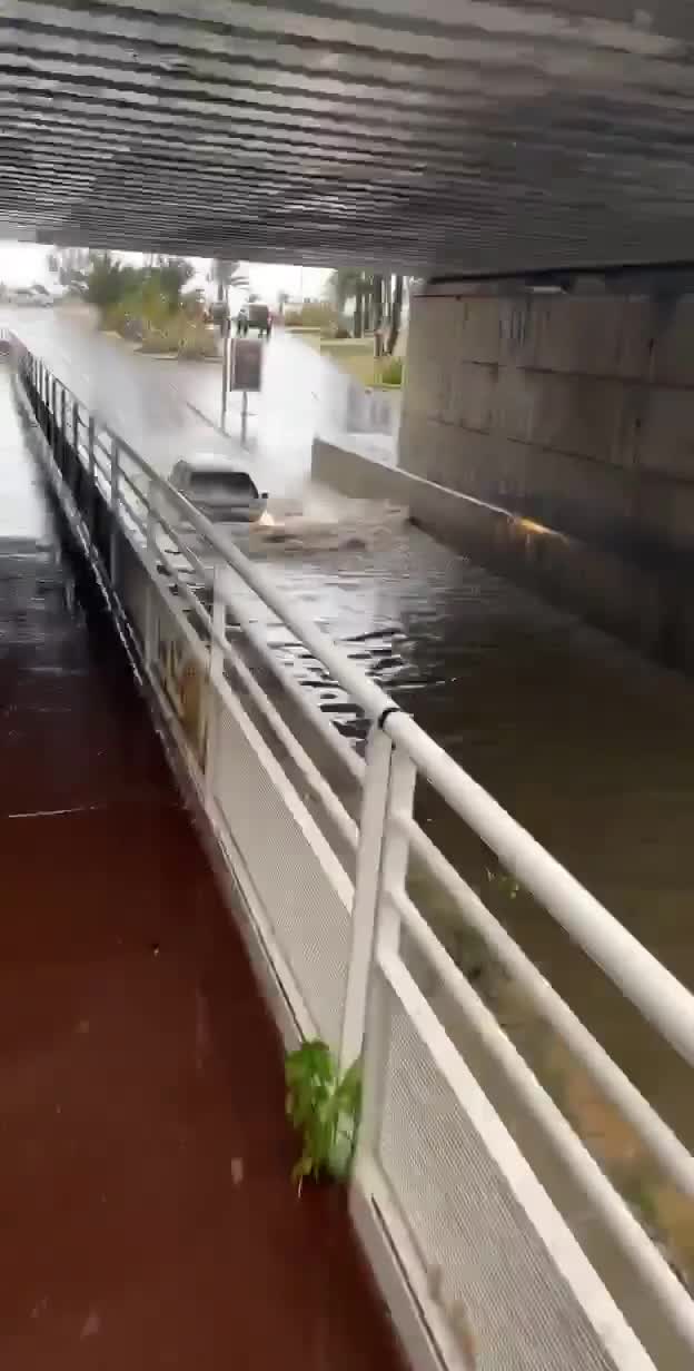 Une automobiliste veut absolument passer une route inondée (Var)