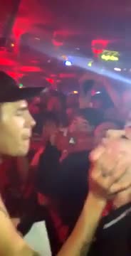 Un rappeur thaï crache dans la bouche d'une de ses fans