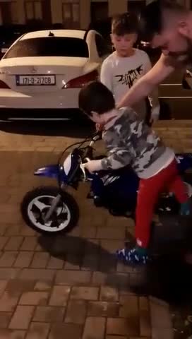 Le fils de Régis reçoit une mini-moto pour Noël