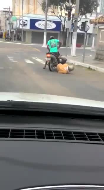 Deux mecs bourrés tentent de se déplacer à moto