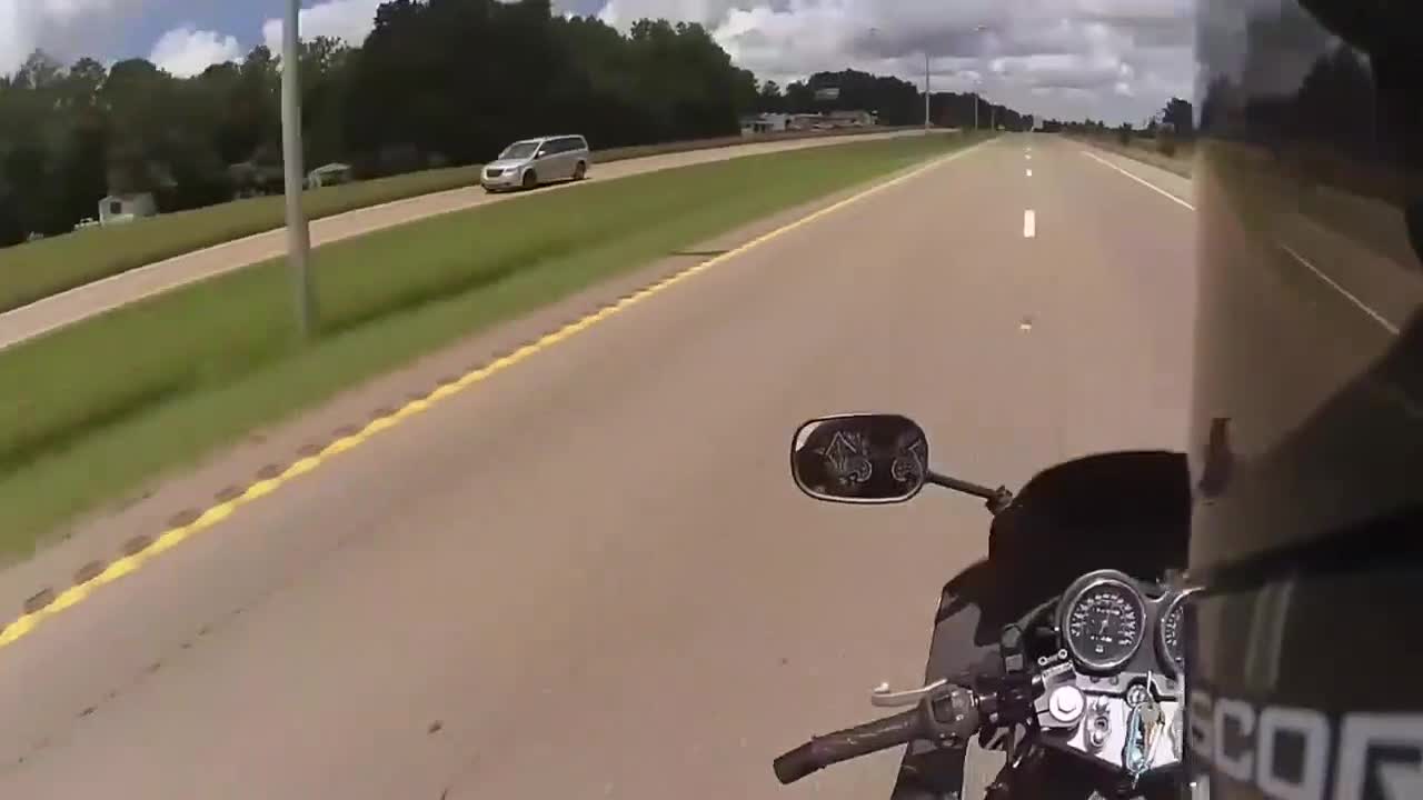 Un motard se fait couper la route par un automobiliste et ça termine mal