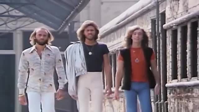 Les Bee Gees explorent un village abandonné (Mozinor)