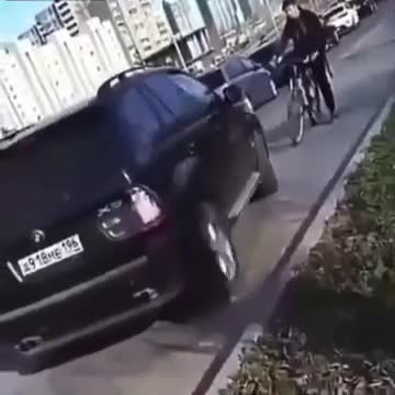Un cycliste barre la route à un automobiliste, mauvaise idée