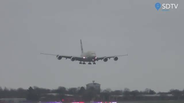 Un Airbus A380 se pose pendant la tempête Dennis