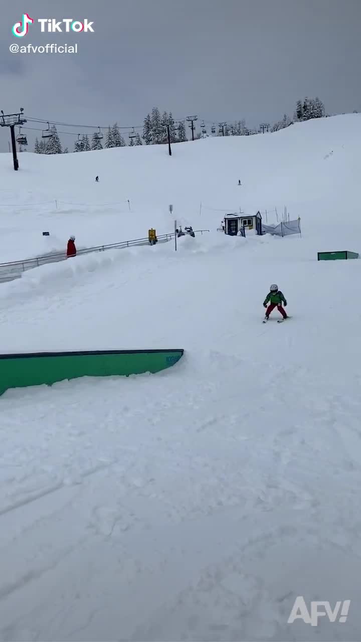 Un enfant fait le downward dog en ski