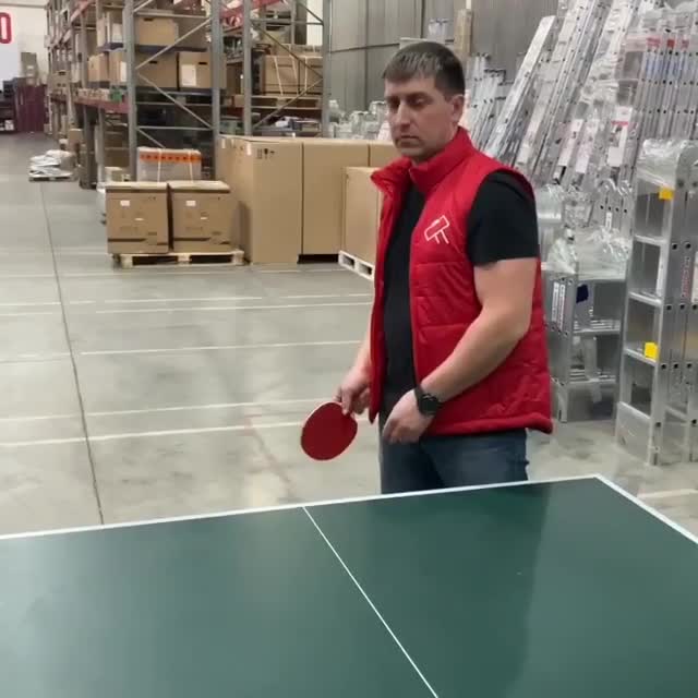 Jouer au ping-pong dans un entrepôt