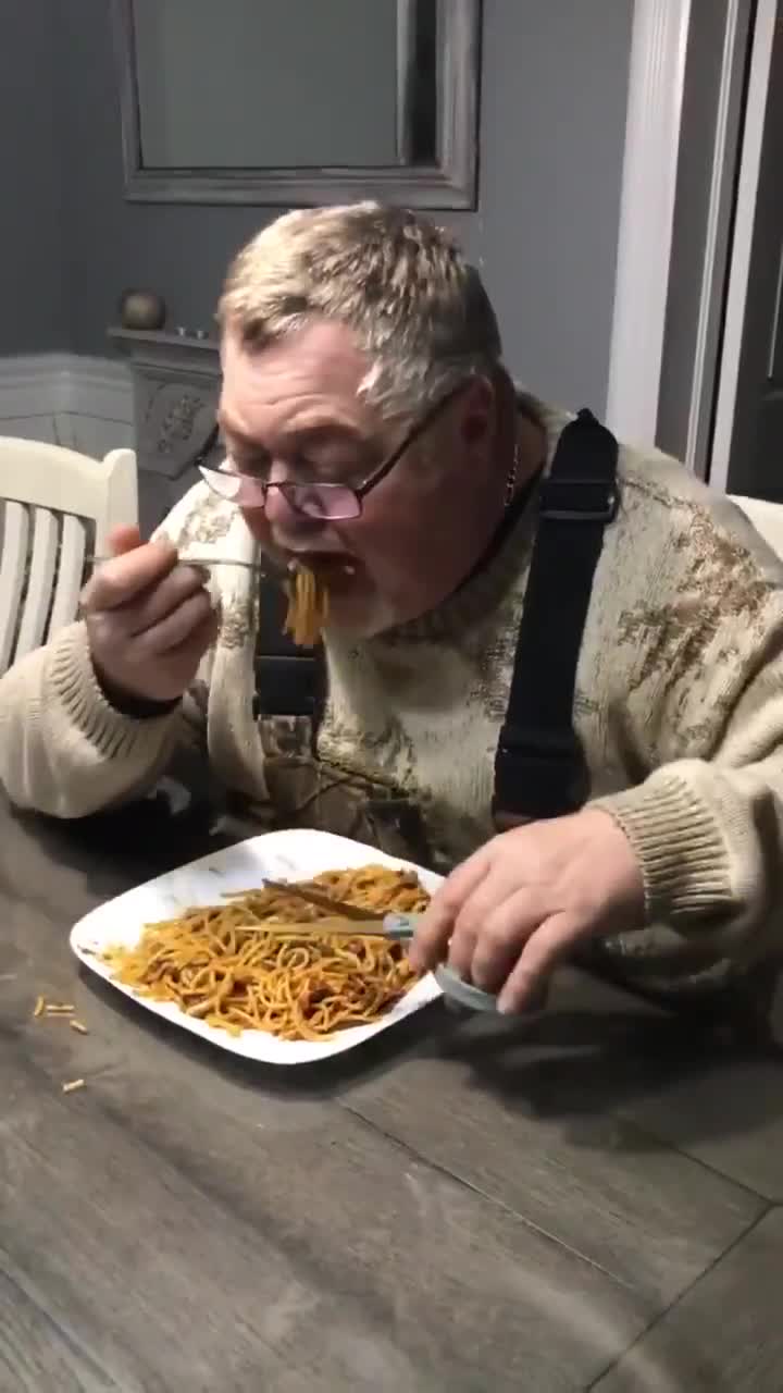 Cet homme a une drôle de technique pour manger ses spaghettis