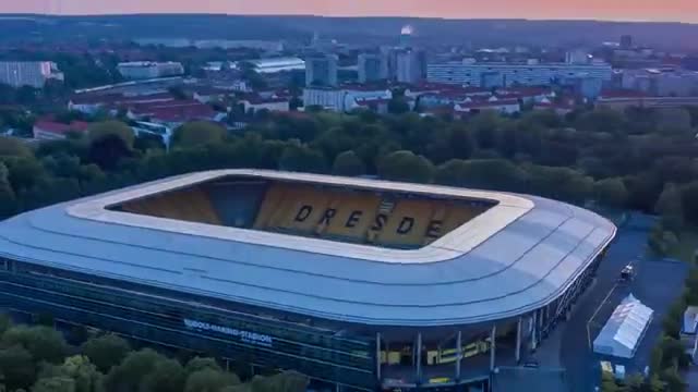 Timelapse : la scène de Rammstein au stade de Dresde (Allemagne)
