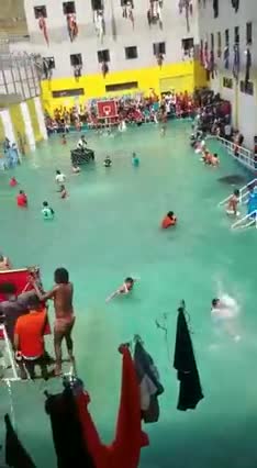 Ils transforment une cour de prison en piscine (Équateur)