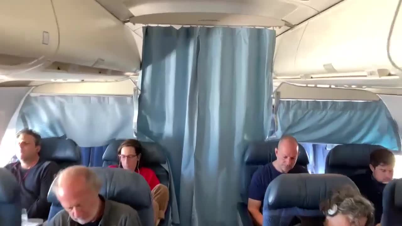 Coronavirus : des passagers se retrouvent dans un avion vide mais la distanciation sociale ne fait pas partie de leurs priorités