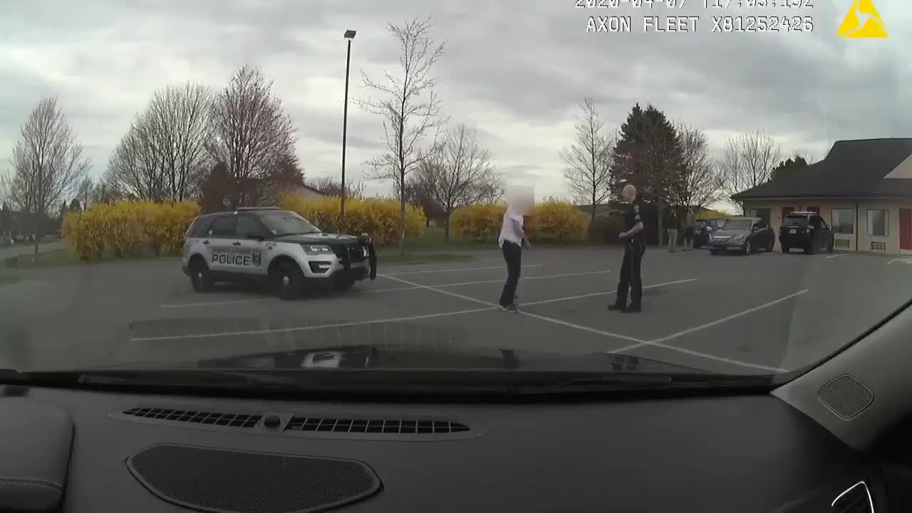 En pleine arrestation, il saute sur la voiture de police