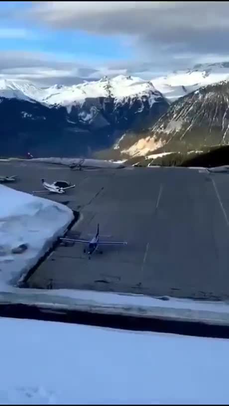 Un avion décolle sur une piste en descente (Courchevel)