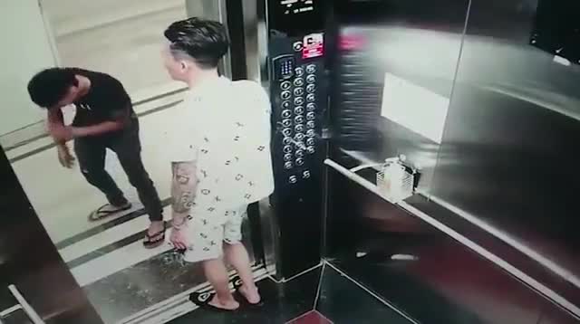 Régis fait passer une vitre dans un ascenseur