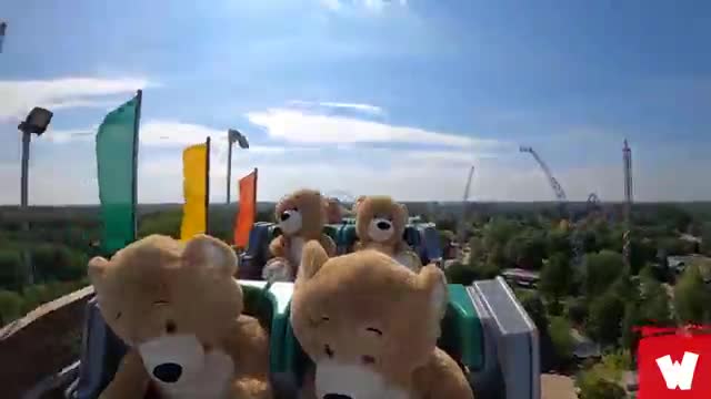 Des ours en peluche découvrent les montagnes russes