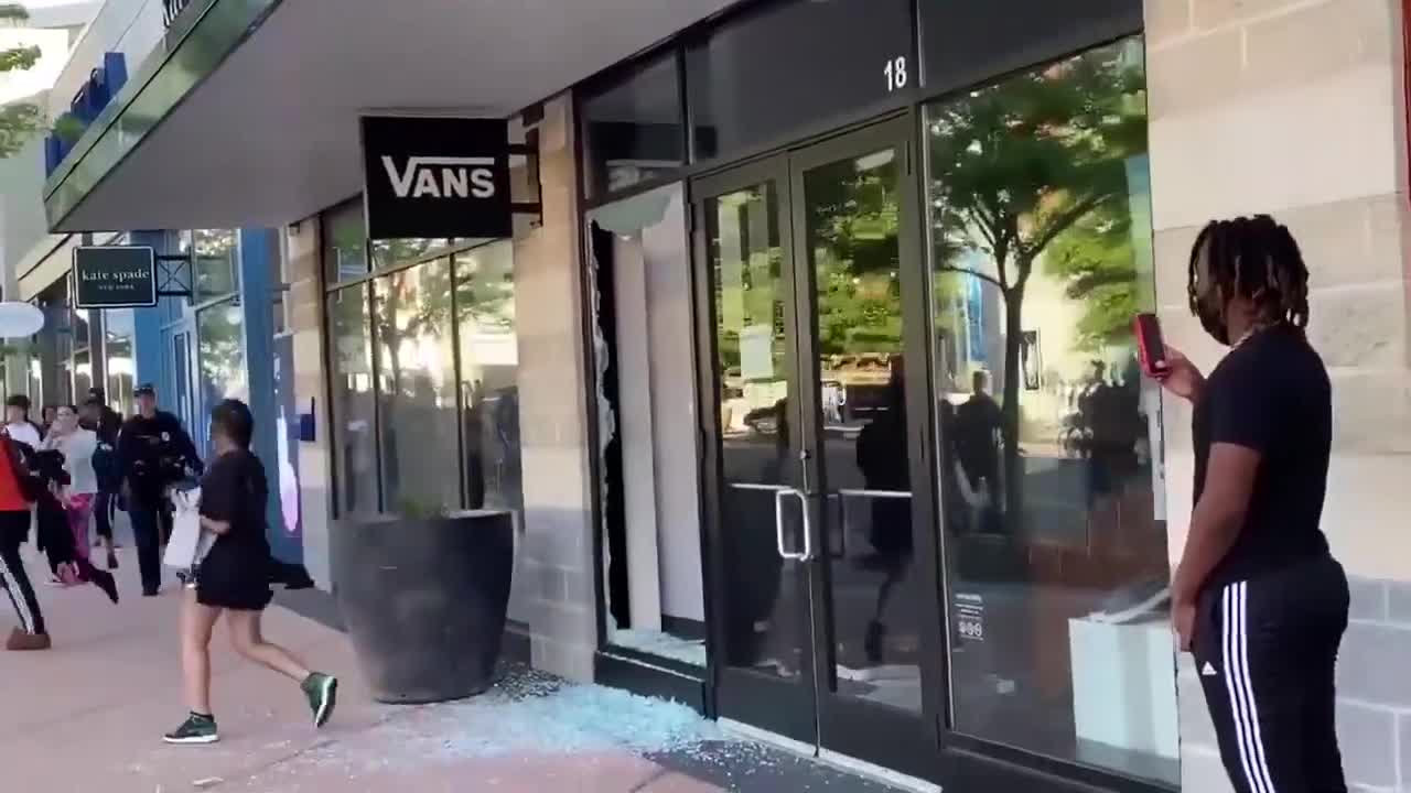 Deux pilleurs tombent sur des policiers en sortant d'une boutique