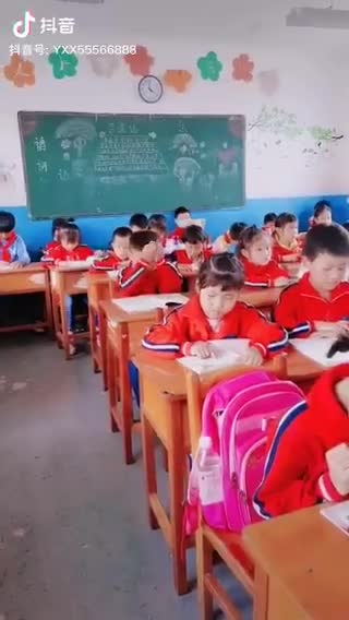 Un enfant chinois a une super technique pour apprendre ses cours