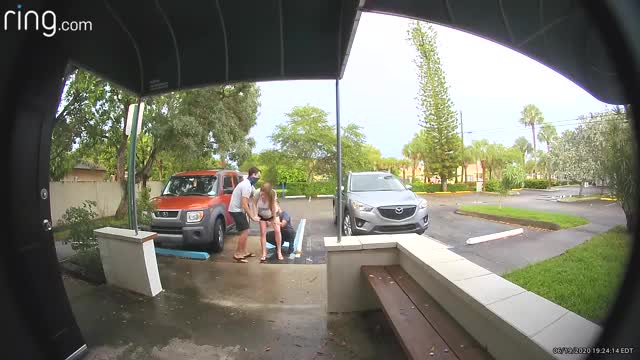 Une femme accouche debout sur un parking