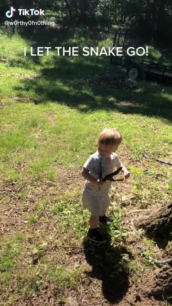 Un enfant ramasse un serpent