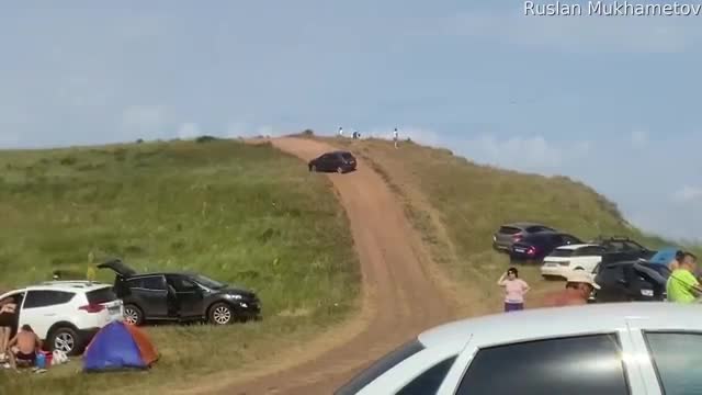 Régis perd sa voiture sur une colline