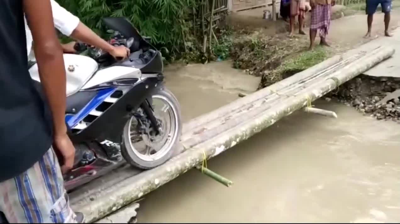 Un Régis à moto tente de traverser une rivière