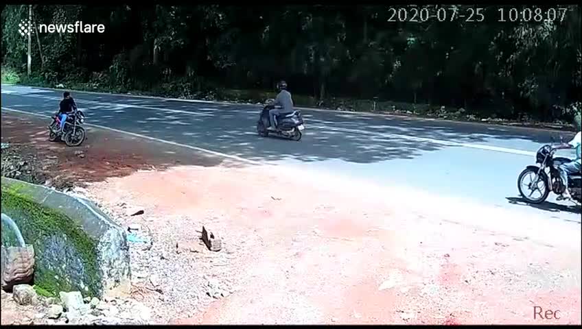 Un motard se fait sauver par un SUV