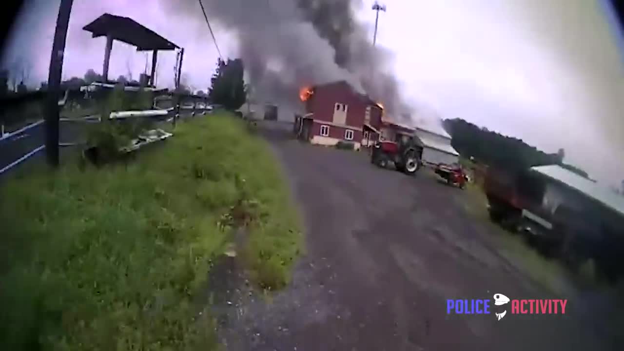 Des policiers sauvent un cheval d'un incendie (Pennsylvanie)