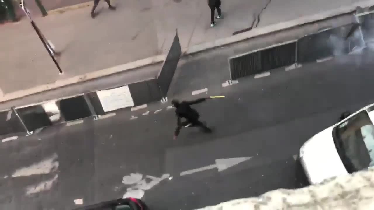 Bagarre à coups de mortiers en plein Paris (Belleville)